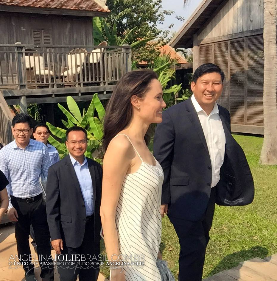 Toastiewiththe's tweet photo. #AngelinaJolie #ThrowbackThursday 
February 18, 2017.
In a meeting with the Minister of the
Environment of Cambodia, Say Samal.
 Cambodia. https://t.co/EXCbtm3yMx
