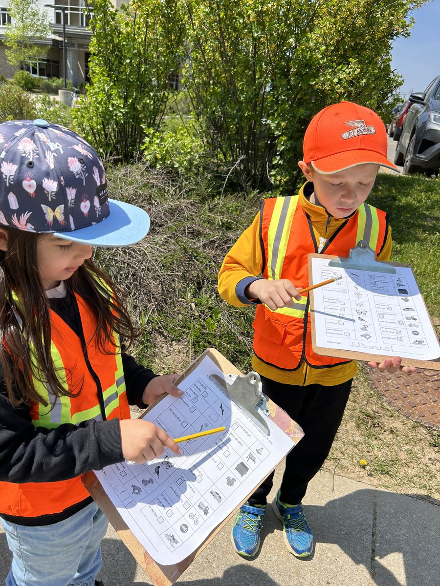 Les élèves de la classe M/J C font des apprentissages à l’extérieur aujourd’hui. On profite du plein air pour faire un cherche et trouve.
