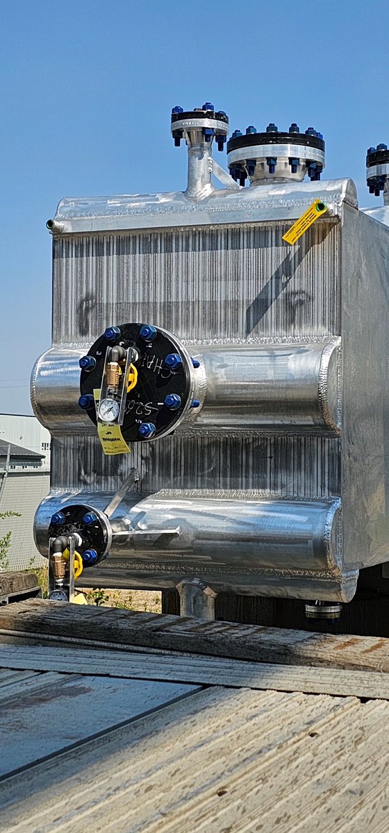 deannawata's tweet photo. π pic π§΅
How big does the Steveville Helium Refinery have to be to process 15 million cubic feet/day? #bigandshiney #amazingprogress
A few more pics from May 17, 18 $RHC.V @RoyalHeliumLtd
1/ There are two people beside the Amine skid (1/6 skids)
2, 3/ Brazed Aluminum Heat Exchanger