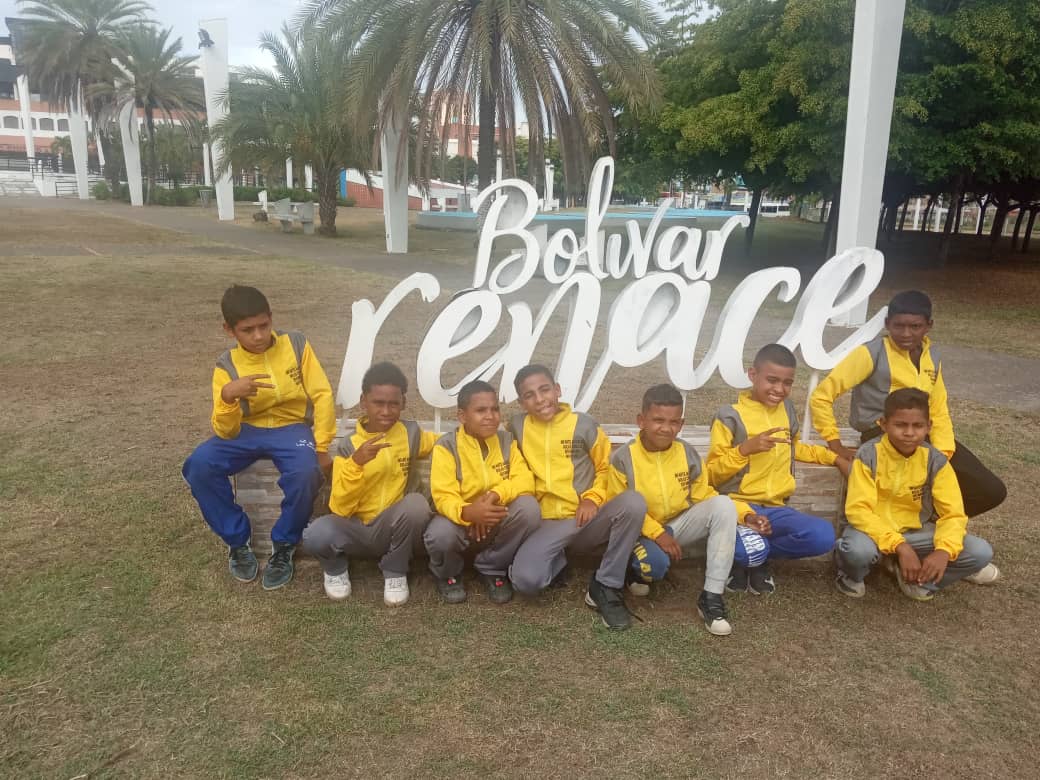 lbcbmtl's tweet photo. La selección del Estado Miranda está desde el lunes en el Estado Bolivar para participar en el Campeonato Nacional de Bolas Criollas Categoría Infantil.

Les deseamos todo lo mejor para que ganen cada juego y así lograr ese campeonato.

#BolasCriollas #Deporte #Bolivar https://t.co/amcQ1x2ljF
