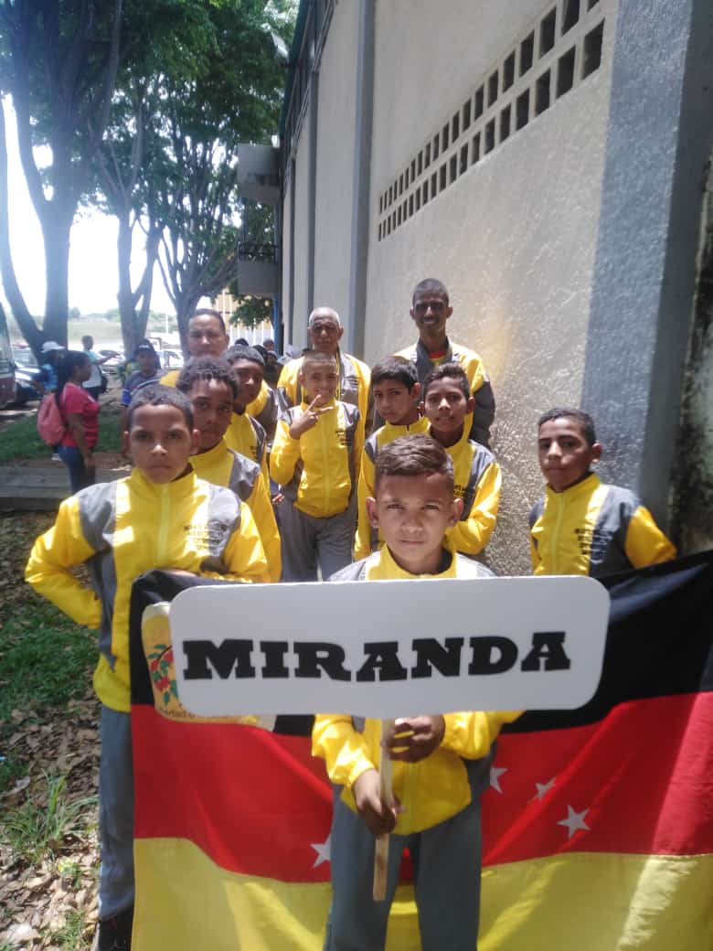 lbcbmtl's tweet photo. La selección del Estado Miranda está desde el lunes en el Estado Bolivar para participar en el Campeonato Nacional de Bolas Criollas Categoría Infantil.

Les deseamos todo lo mejor para que ganen cada juego y así lograr ese campeonato.

#BolasCriollas #Deporte #Bolivar https://t.co/amcQ1x2ljF