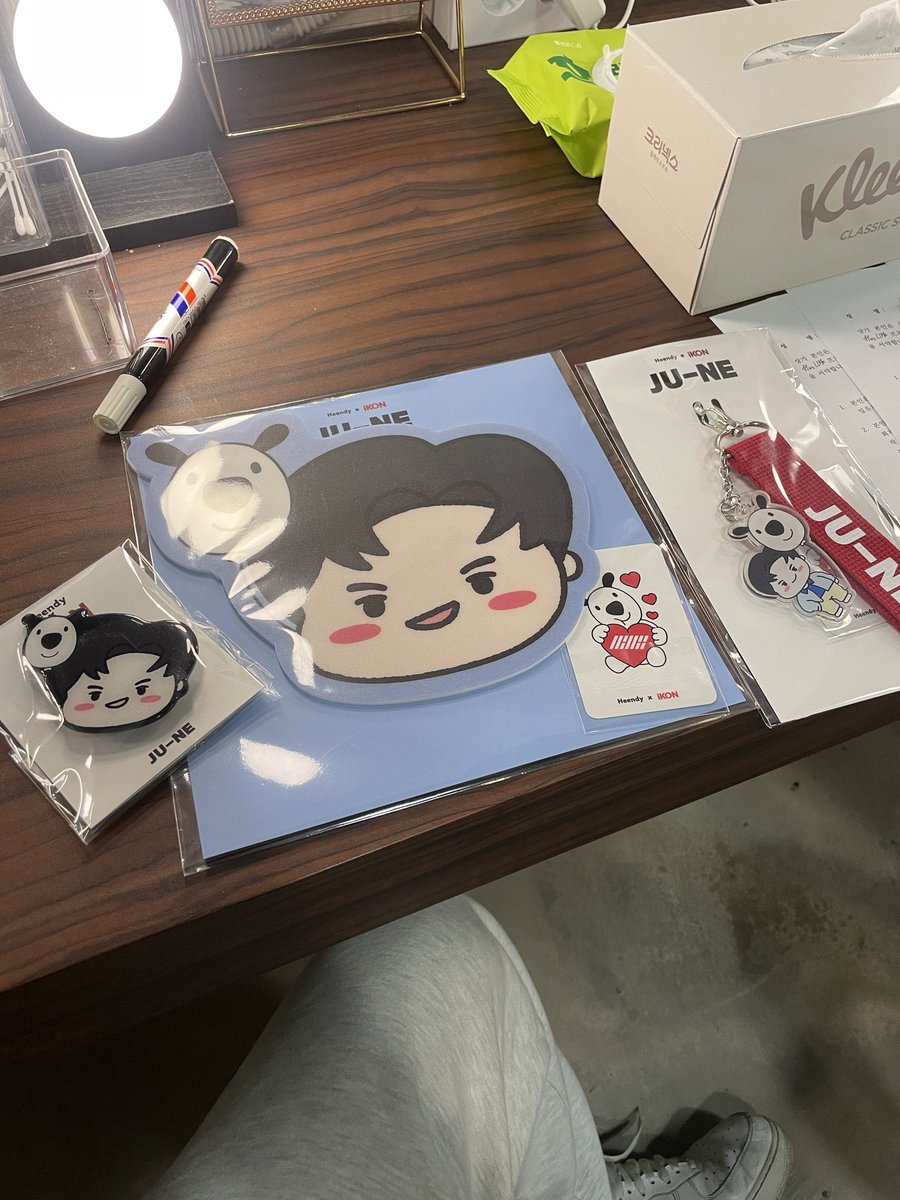 제란 on Twitter: &ldquo;iKON changed their pfps in chat+ except Junhoe. The