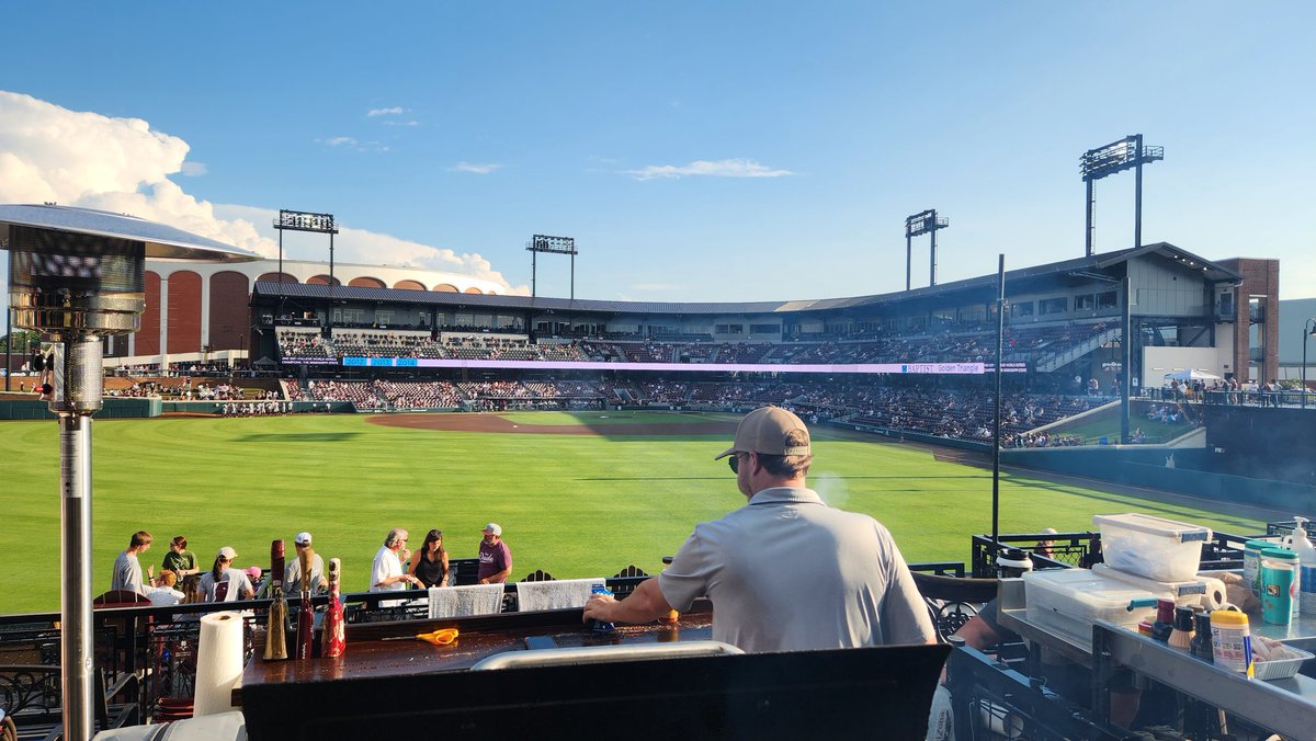 estes_jeffrey's tweet photo. #HailState #LeftFieldLounge https://t.co/pgBNMawubz