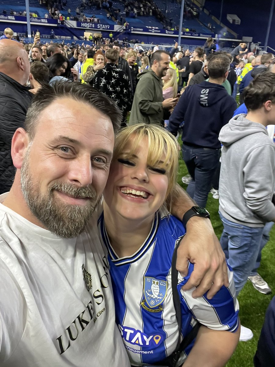 CarlWhitby's tweet image. Just walked in from what is honestly one of the best nights ever, what a night what a team the belief was unreal

So happy I got to share this moment with my baby girl 

Only halfway there but a trip to Wembley coming up

I love this football club
🔵⚪️🔵⚪️🦉🦉🔵⚪️🔵⚪️
#swfc