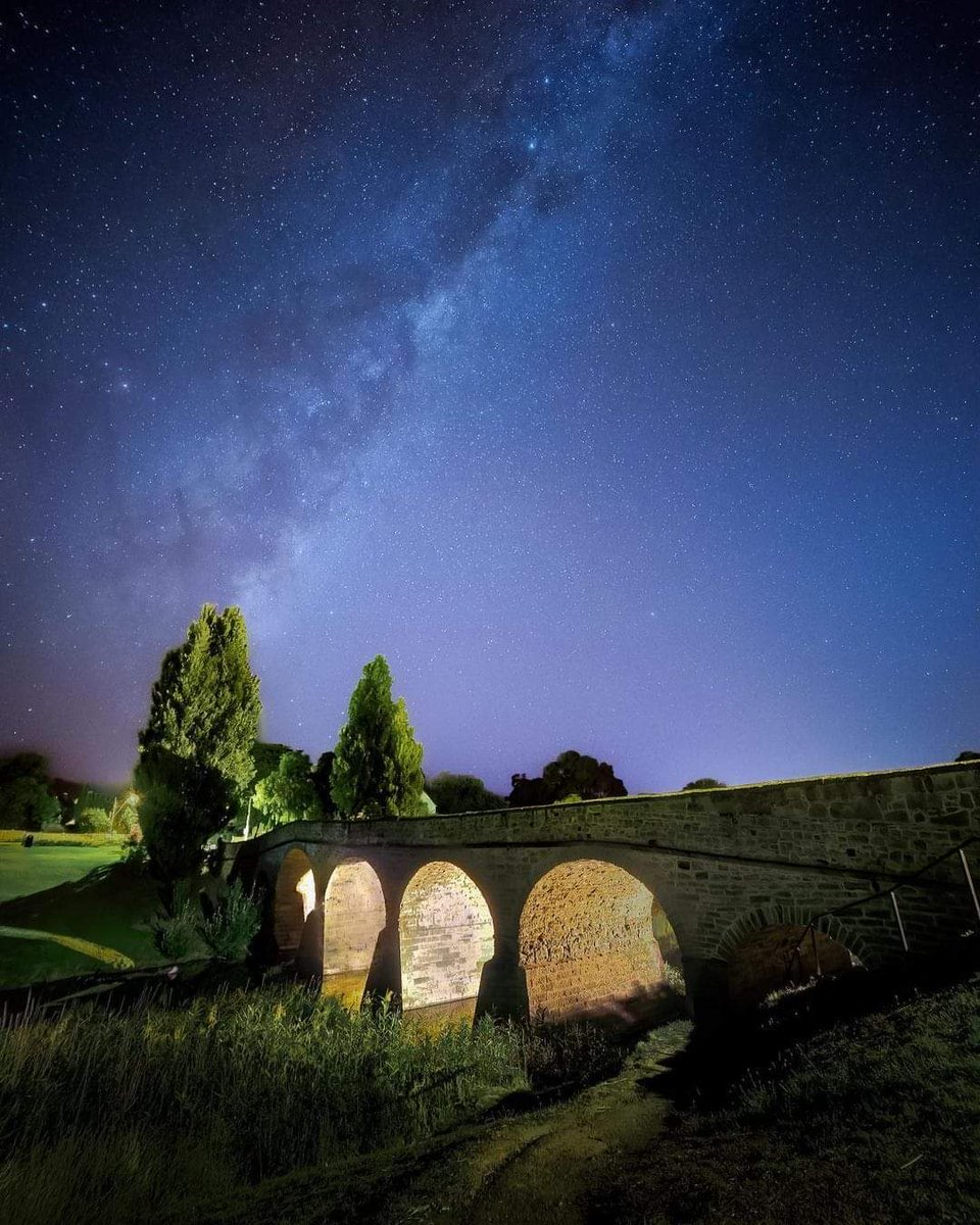 A stunning capture of our Milky Way above Richmond Bridge 🌌 pic: instagram.com/benjaminalldri….