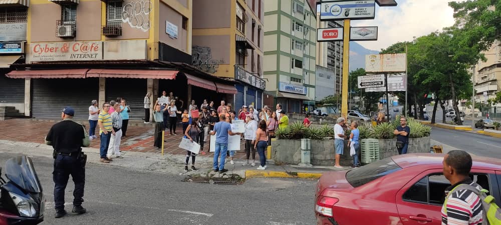 elmarquesaldia's tweet photo. #18Mayo  Vecinos de @Horizonte_AlDia reclaman  la falta de agua en sus viviendas. ATENCIÓN @HidroCapital2 Agradecemos atiendan el reclamo vecinal, el agua es un derecho humano https://t.co/VElK6EZa3Z