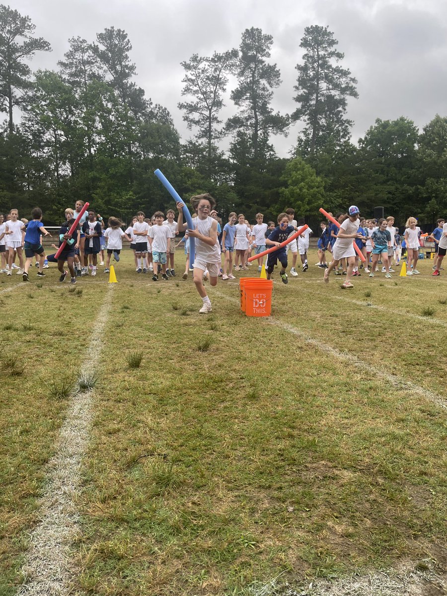 MrScott3rdGrade's tweet photo. A fantastic field day, despite being cut short by rain. Props to @jeddaustin @justybubPE @BrianBalocki #TrinityFD #trinitylearns https://t.co/9LxbR4N3Md