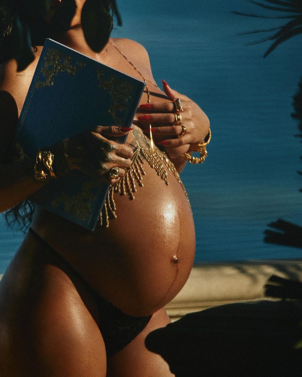 RihannaOnlineBR's tweet image. MOTHER 🤰🏽🤍