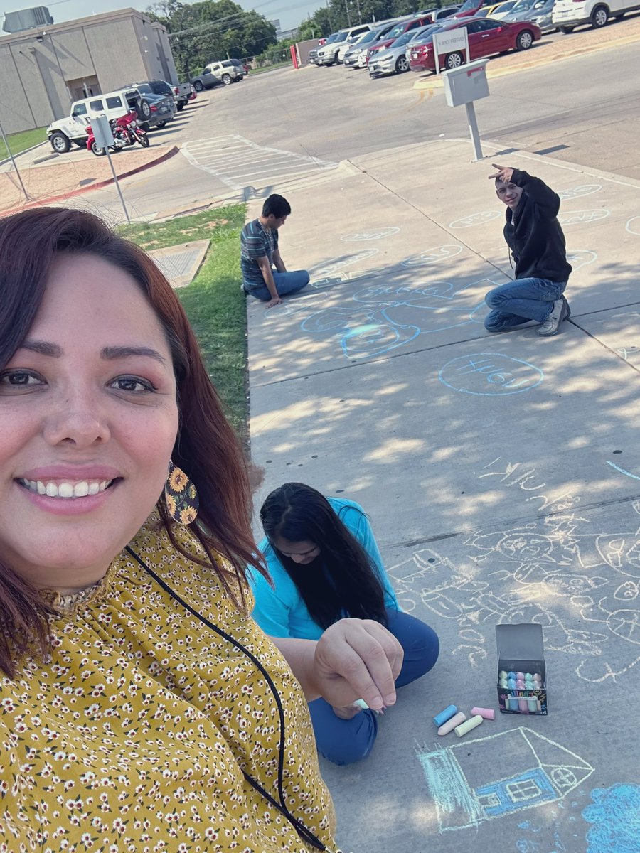 PinkyValerio's tweet photo. Chalk day!🖍️ fun,learn and creativity,they love to be outside🌞
#CBI
#CastleberryHigh https://t.co/yJ33EGTfKy