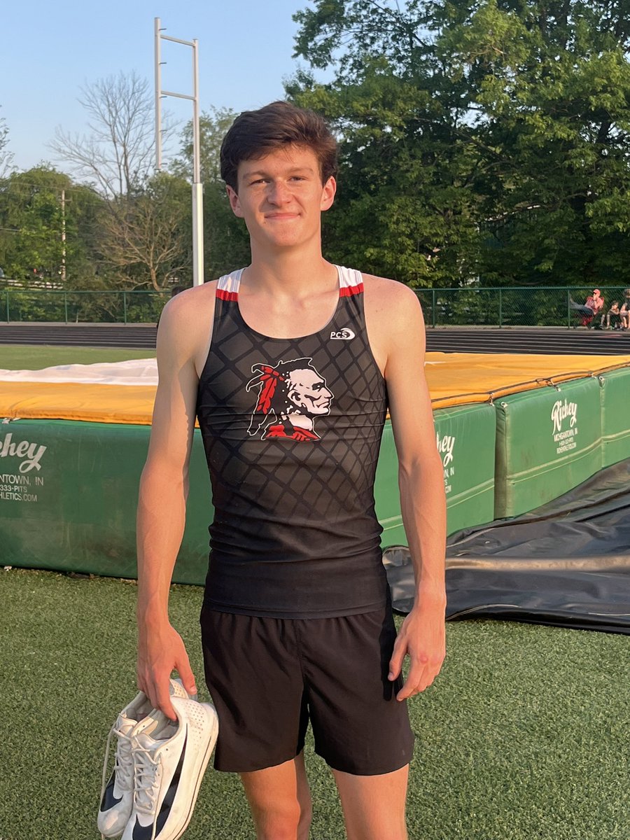 GeltmakerLiz's tweet photo. JT Ray finishes 3rd in pole vault to advance to Regional with vault of 11’6. Way to go JT! @bordenathletics @newstribscores https://t.co/AMHv7Ydifc