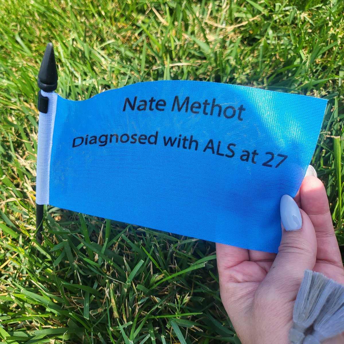 a_life_derailed's tweet image. I am proof that ALS can affect anyone, at any age. This flag at the #ALSinDC event on the National Mall was one of 6,000, representing the 6,000 people diagnosed with #ALS each year. Join us as we work toward an #ALSFreeWorld. Thank you @iamalsorg for all that you do. #EndALS