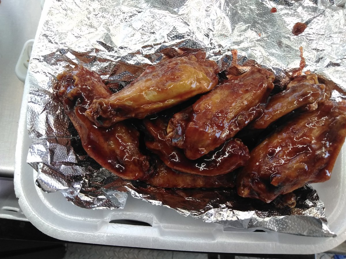 greatmind_94's tweet photo. Buffalo lemon pepper wings and raspberry Chipotle wings. 
At Bighomiesoul 

@RickRoss

#buffalowing #WingsUp #lemonpepperwing https://t.co/5lPhwq3HHm