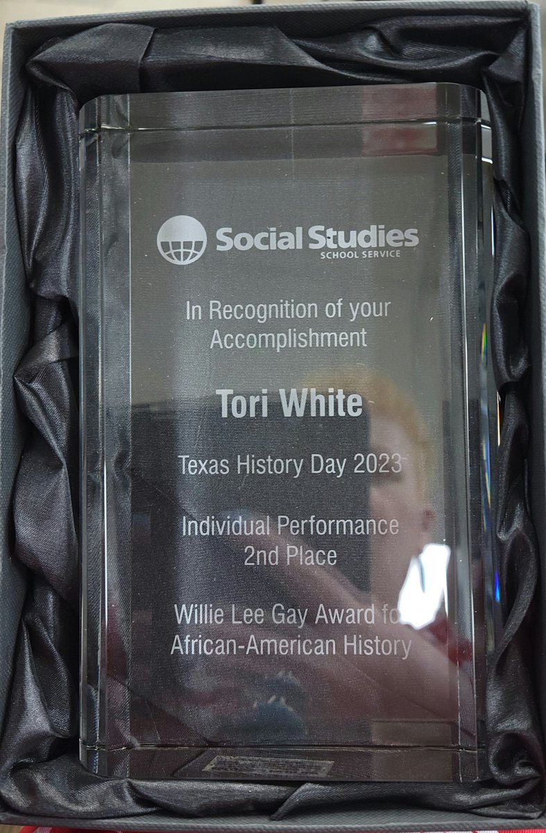 montra_rogers's tweet image. Today, we witnessed &quot;Students Doing History&quot; in  @AldineISD Tori White, an 11th Grader at Nimitz H.S., performed her award winning TX History Day entry to a packed house of district leaders.  @SocialStudiesSS
wanted to recognize her &amp;amp; we did just that! #PartnerWithAPurpose