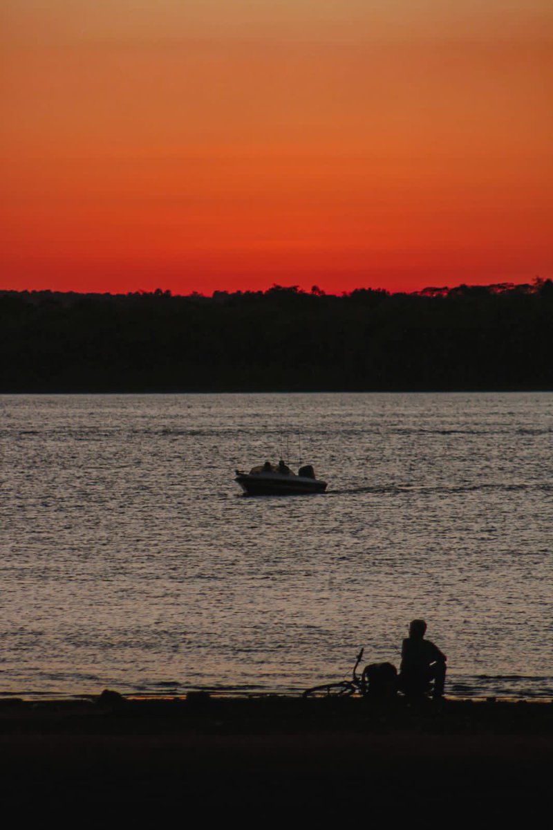 IMAGEM | Fim de tarde às margens do Rio Uruguai em Uruguaiana, Fronteira Oeste do Rio Grande do Sul. No outro lado da margem, a Argentina. Uruguaiana teve máxima hoje de 27°C. 📷 Douglas Cunha