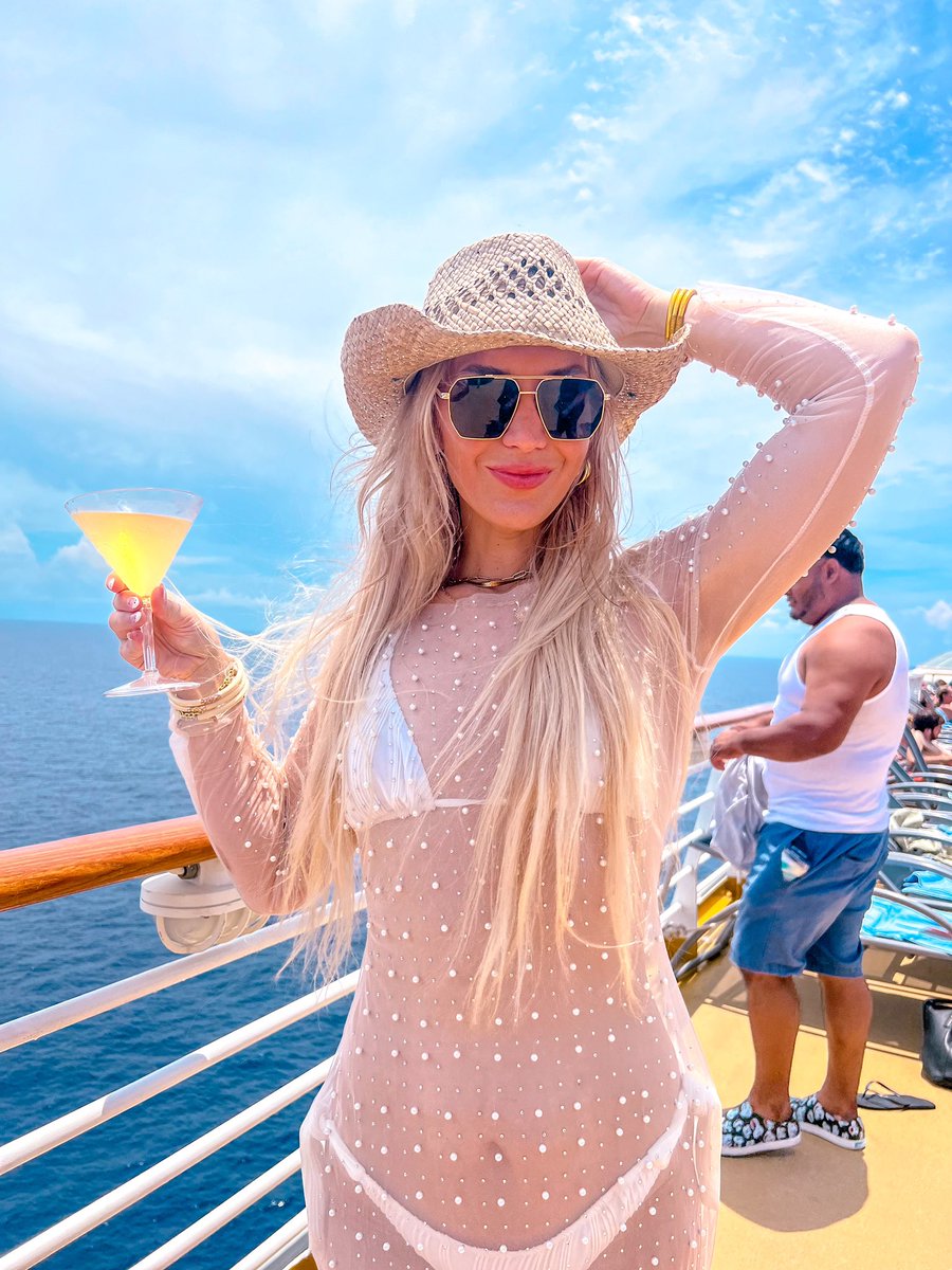 cournaygurl's tweet photo. 🤠🌊🍸🪩 https://t.co/t4FDe9NZ91