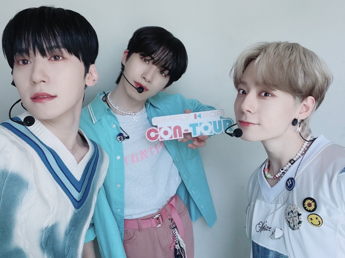 _Simplykpop's tweet photo. 👤 Is this where you can erase everything?
🗣 Yes, it is, but there's one thing we can't erase. 
👤 And what's that?
🗣There's no way to erase #ONEUS if they've already made their way into your heart...

Tune into #SimplyCONTOUR today for their #Unforgettable performance! https://t.co/GRF2LE4kOZ