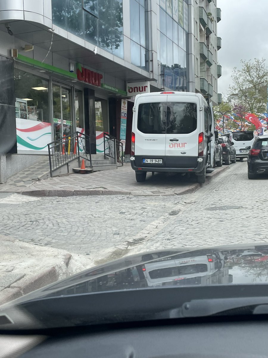TaylanDedeoglu's tweet photo. @onurmarketler Instagramda defalarca hikayemde paylaşıp etiketledim ancak dikkate alınmadı. Göktürk Onur market bunu hep yapıyor. Bebek arabası mı geçer engelli arabası mı umurları değil! https://t.co/TnuVYBn5LS