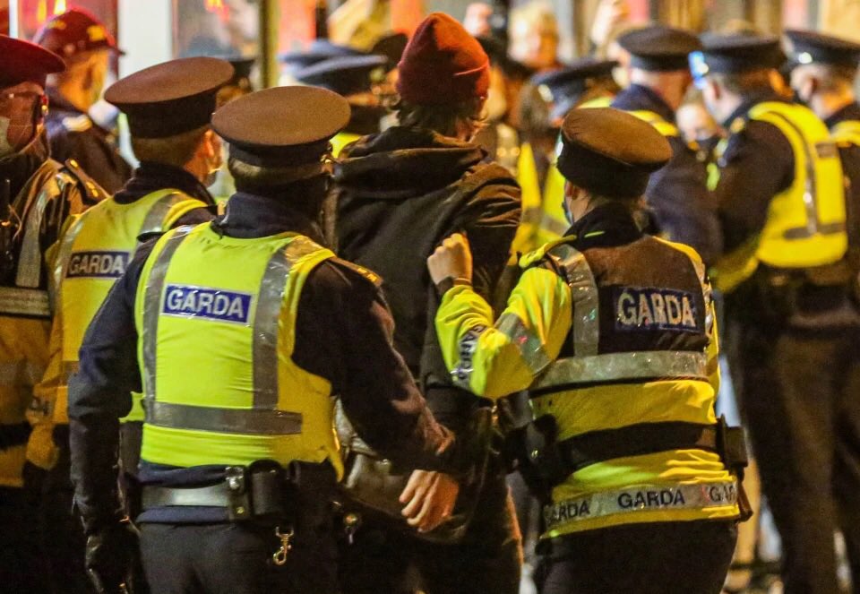 Trickstersworld's tweet photo. Image 1. Simon Harris on Gardaí balancing competing rights between vulnerable asylum seekers and anti-migrant protesters.
Images 2, 3 and 4. Gardaí carefully balancing the competing rights of Debenhams workers and the company that stole their livelihoods. https://t.co/RpFCmOLVw6