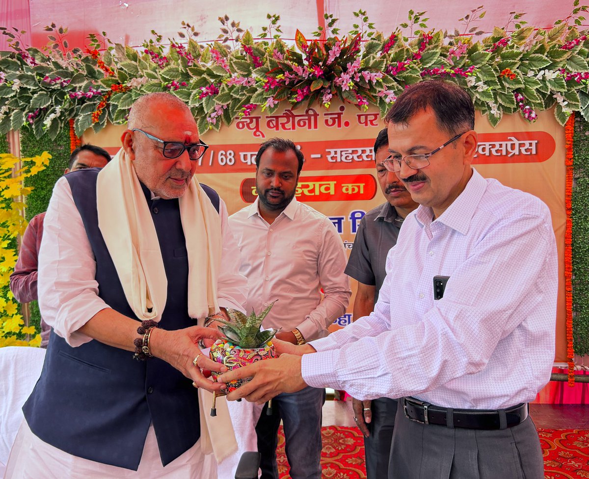 girirajsinghbjp's tweet photo. ज़िले वासियों की बहुप्रतीक्षित माँग राजरानी  ट्रेन का ठहराव न्यू बरौनी रूप में स्वीकृति प्रदान के बाद आज हरी झंडी दिखा ट्रेन को रवाना किया ,निश्चित तौर पर यह ठहराव बेगूसराय बासियो को नब सुविधा प्रदान करेगा। https://t.co/NpwkQ5lSIt