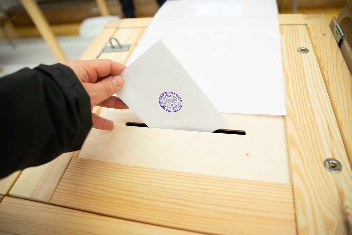 Tulojen vaikutus äänestysaktiivisuuteen näkyi selkeästi vuoden 2023 eduskuntavaaleissa. Suurituloisimmista äänestäjistä kävi vaaliuurnilla runsas 85 %, kun pienituloisimmista äänesti reilut 58 %. Lisää äänestäneiden tausta-analyysistä: tilastokeskus.fi/uutinen/suurit… #vaalit #vaalit2023