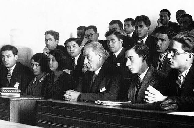 19 Mayıs Atatürk’ü Anma ve Gençlik ve Spor Bayramı kutlu olsun! 🇹🇷
“Fikri hür, vicdanı hür, irfanı hür” olalım!
‘En hakiki yol göstericinin bilim’ olduğunu anlayıp çok çalışalım!