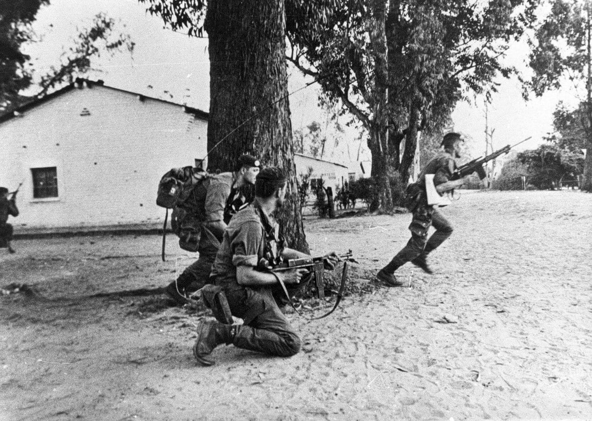 TheatrumBelli's tweet photo. 19 mai 1978, les légionnaires parachutistes du #2eREP sautaient sur #Kolwezi (opération Bonite). 2 équipes de 4 hommes du #13eRDP lui sont adjointes pour mettre en place les liaisons radio à grande distance.
https://t.co/HjNFgdodoN
@2REPOfficiel https://t.co/jlGWawef5X