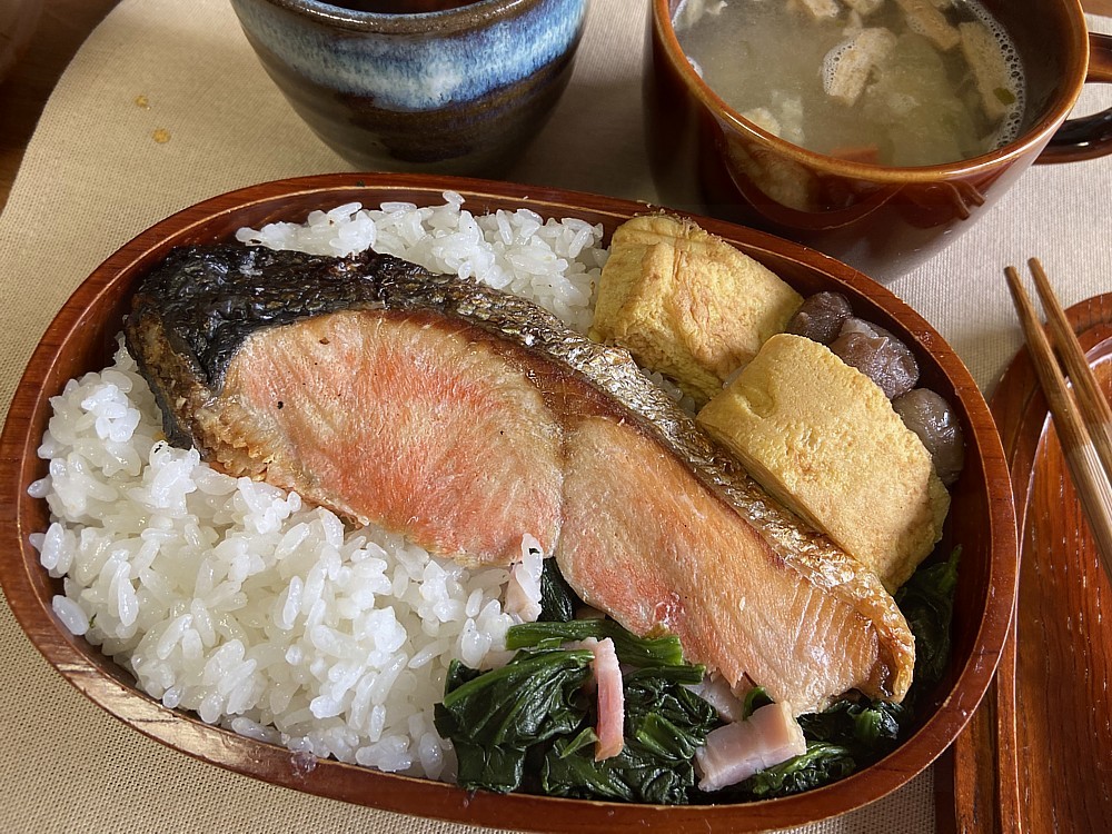 今日の弁当 焼き鮭、玉子焼き、ホウレン草の炒め物、うずら豆、豚汁。 G7首脳の慰霊碑献花・植樹の時には雨が上がっていて良かった。そして、ゼレンスキー大統領が電撃参加、これは凄いわ～。広島サミットが更に特別なイベントになりますね。