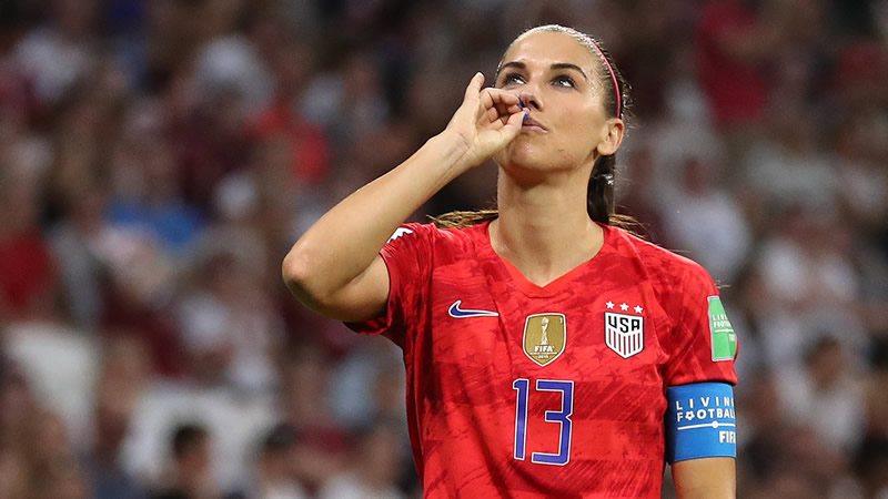TelemundoSports's tweet photo. ☕ ¡Recordado la polémica celebración de la taza de té!
🇺🇸 @AlexMorgan13 es la jugadora más mediática de @USWNT
⚽ Y por eso cuando festejó así, causó un impactante revuelo 👉 https://t.co/HndU9urXhA
#LaCopaEsNuestra #FIFAWWC #MundialTelemundo #WWCTelemundo https://t.co/2qlmWPtFMc