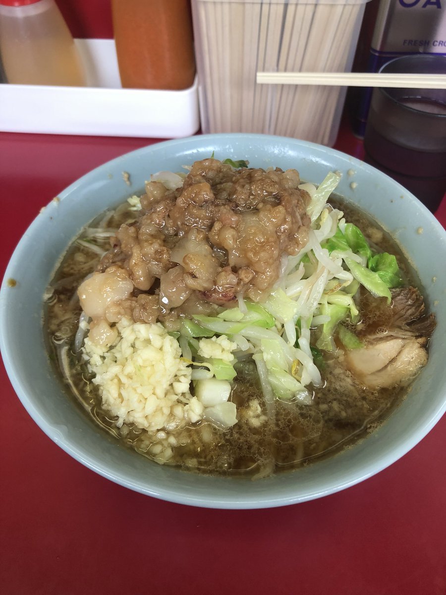 seven_naui39796's tweet photo. 雨予報な横浜
青葉台SNOBBでヘアーカットして
お約束の中山駅前店へ
小ラーメン、麺少な目、にんにく
あま〜いあぶら
店主の一杯
大変美味しく頂きました
ご馳走様でした
#ラーメン
#ラーメン二郎
#ラーメン二郎中山駅前店
#二郎
#青葉台SNOBB
#SNOBB
#美容院 https://t.co/rpM87ZVeFq
