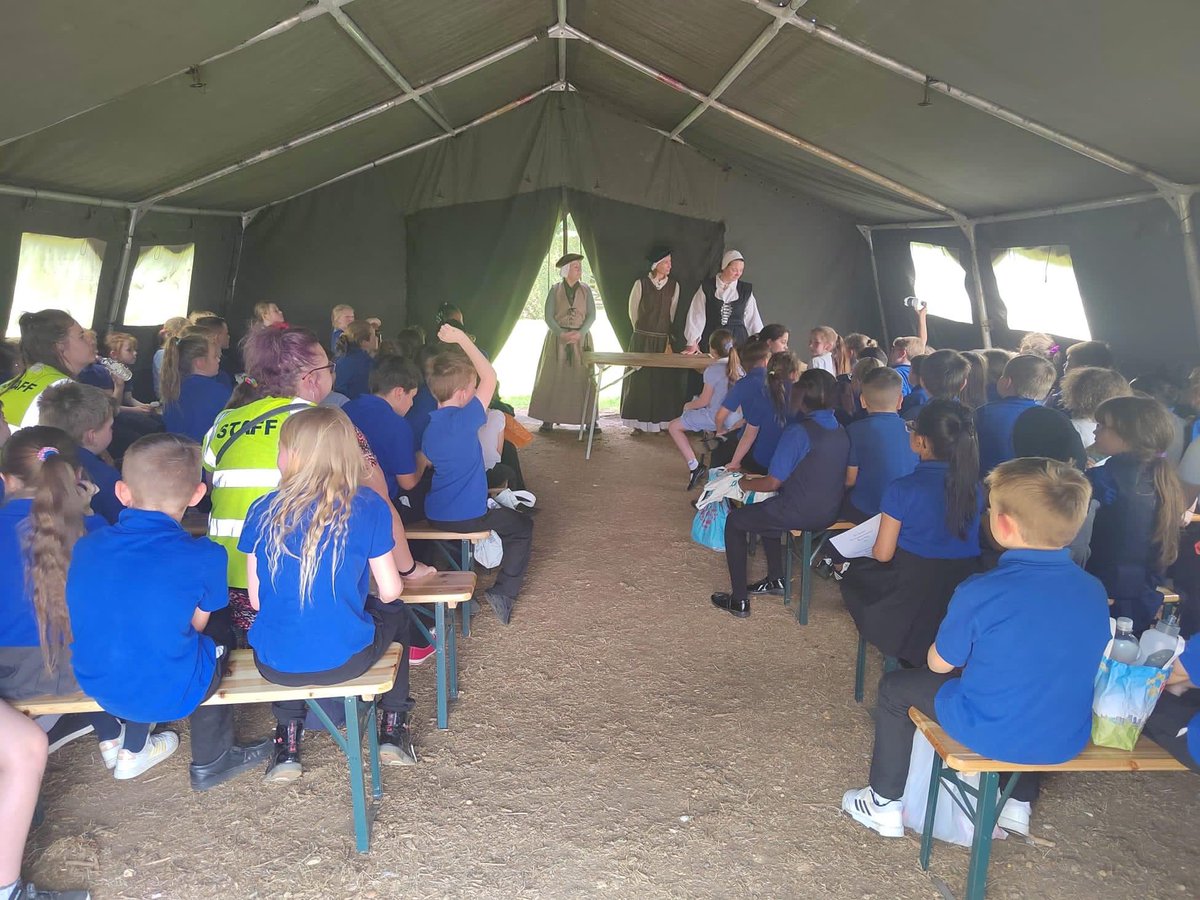 D_Johnson_23's tweet photo. Lower KS2 visited Holdenby House where actors took them through a range of activities, showing them how the Tudors lived. There is no better way to learn than combining engaging lessons with real life experiences.
#TeamWarwick #YourChildOurPriority #LionLearningPathways https://t.co/SHC14mnGwp