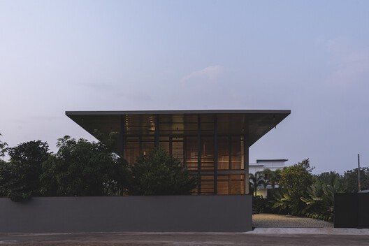 The overhang protects it from the harsh weather conditions.

The Slab House by 3dor Concepts 
Taliparamba, India

#architect #architecture #arquitectura  #house #tropicalhouse #housing