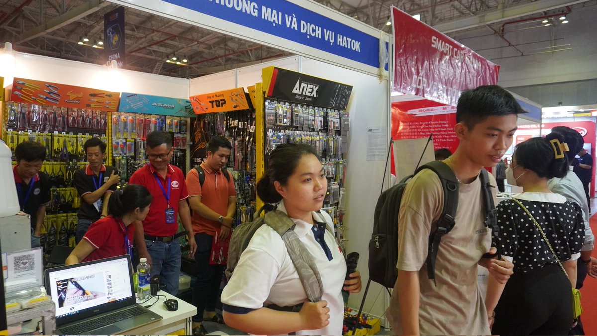 hatok2012's tweet image. Day 2 of the exhibition.  Customers visit and shop at the HATOK  booth #handtool #hatok #hatoktool #tsunodatool #asahitool #anextool #toptool @tsunodatool @asahitools @top_tool @DungTnhh