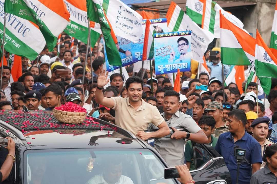 ttjbankura's tweet photo. বাঁকুড়া তে যুবরাজ @abhishekaitc 
#TrinamooleNaboJowar https://t.co/d2narIIP4N