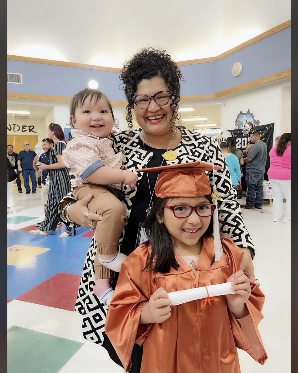 annette_mia's tweet photo. Go HMD Go!!!! #LaFamiliaHMD #Kindergarten #BeetheWhy https://t.co/eikw3EIbLP