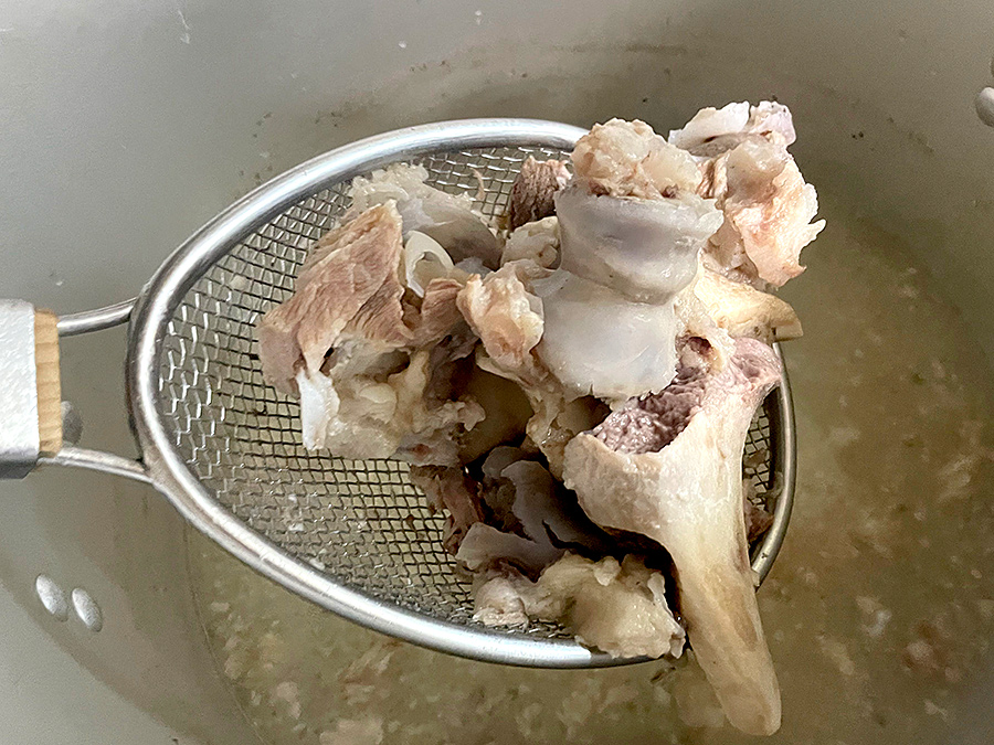 hyouhon's tweet photo. とてもおいしくできたので、あっさり沖縄そばのレシピメモです。おいしそうだなと思ったら、まったく関係ないけど「伊勢うどんってなんですか？」を買ってください。 - 趣味の製麺 https://t.co/3cdEkyn1kr https://t.co/qktWHM6jGw
