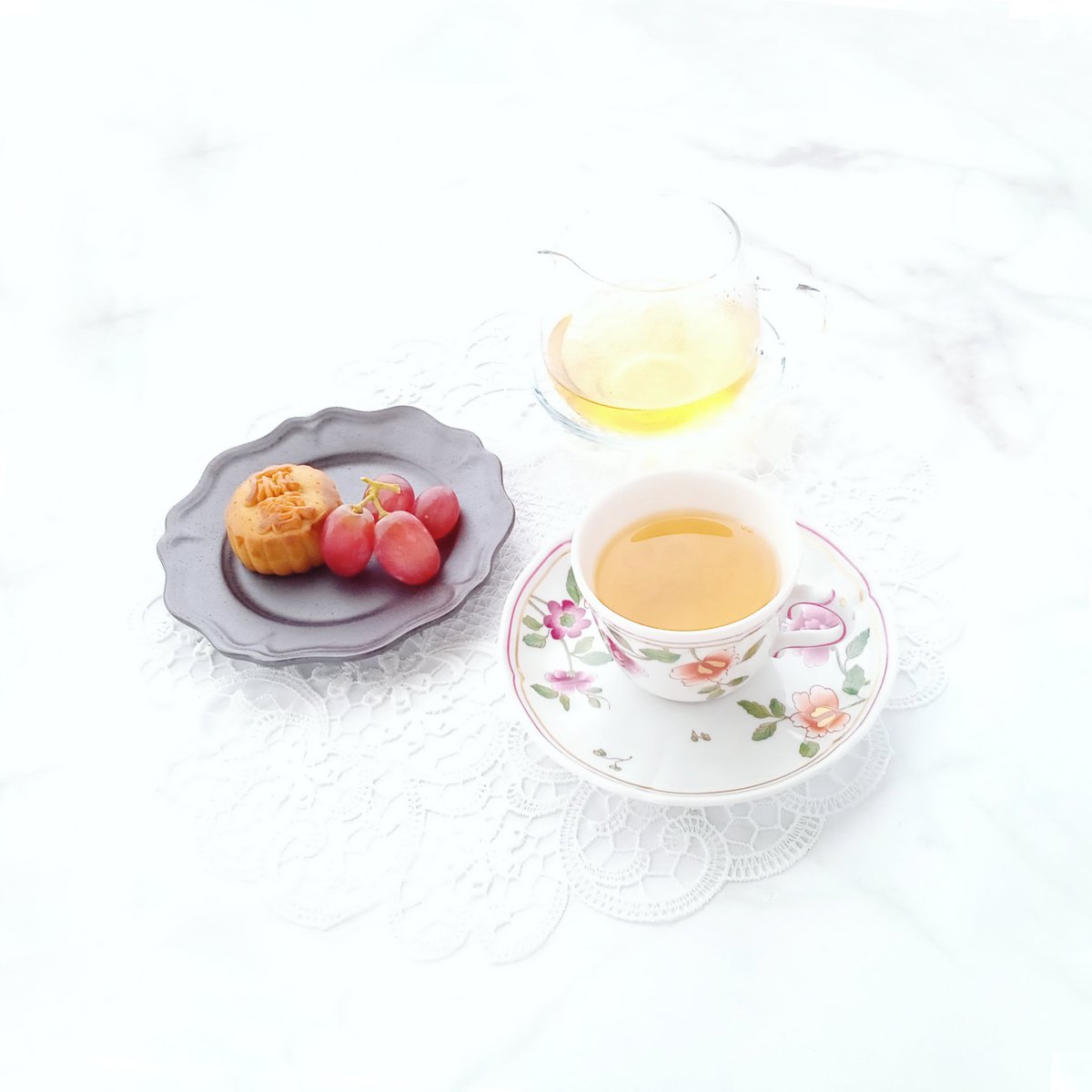 今日のお茶 🫖∗︎*ﾟ  
お茶は林奇苑茶行の香片銀毫香片 
お菓子は聘珍楼のミニ月餅の胡麻あんとぶどう
#木漏れ日のお茶会 #おうちカフェ 
#ROYALDOULTON #ロイヤルドルトン 
#中国茶