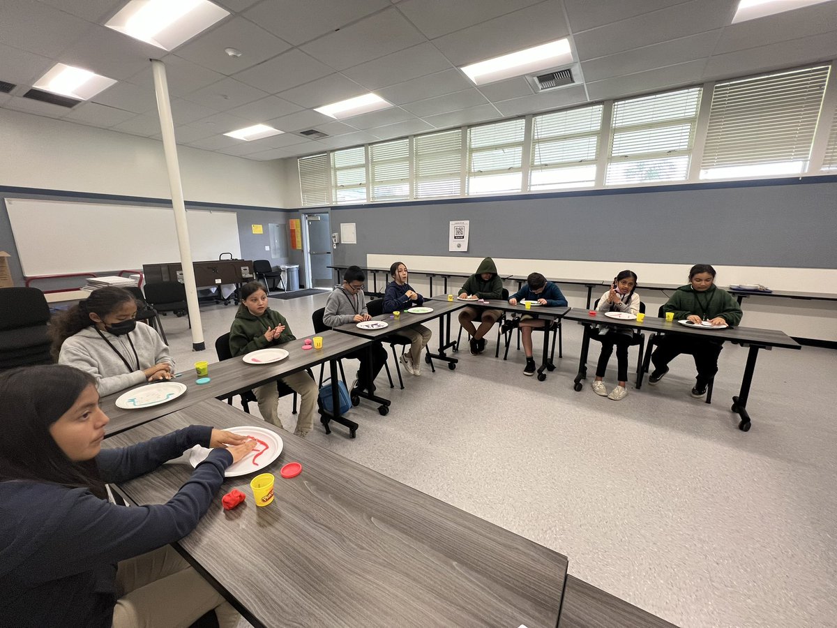 AlvarezRice's tweet photo. ✨Circle of Friends💫The Path to Inclusion✨Thursday’s 🙌🏼 Building your own maze @hesdpride @EOGreenHornets @dcastellanohsd @cof_green https://t.co/qt3UWjFjeU