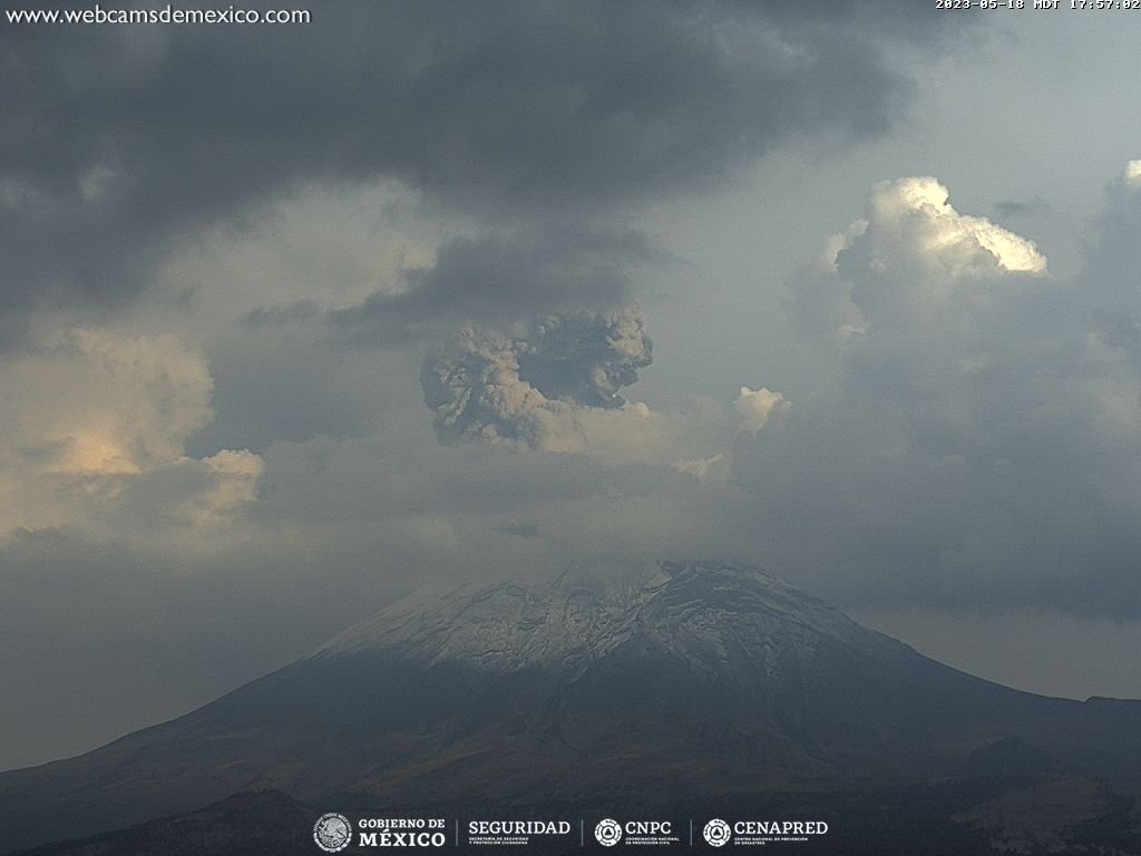 Solmari676's tweet photo. "La actividad del #Popocatépetl ha continuado durante esta tarde con emisiones de ceniza que se han elevado al menos 2.5 km sobre el cráter. Los vientos han dispersado la ceniza hacia la zona de Atlixco, Puebla.  🚦amarillo 2 📷radio seguridad 12 km" reporte @SkyAlertMx https://t.co/zc76tBrIgP