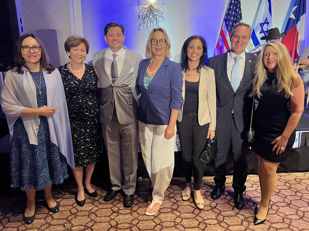 MartyMcVey's tweet photo. Today #Israel celebrates 75 years of independence.  #Houstonians enjoyed music by Omer Netzer during the celebration of 75 years of the State of Israel.  @GregAbbott_TX @SylvesterTurner @LiviaLinkRaviv   #Israel75 #omernetzer https://t.co/XFMV9Q5mQY