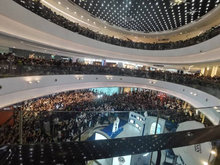 ningjureerat's tweet photo. Yesterday's atmosphere Fans are waiting to receive them overwhelmingly Boss #ZhaoLiying Logines brand event on at in tianjin🎉🎈🎈
#赵丽颖 #Zhaoliying #จ้าวหลี่อิง #เจ้าหลี่อิง #ZhaoLiying #Logines https://t.co/CHS4yGHNlU