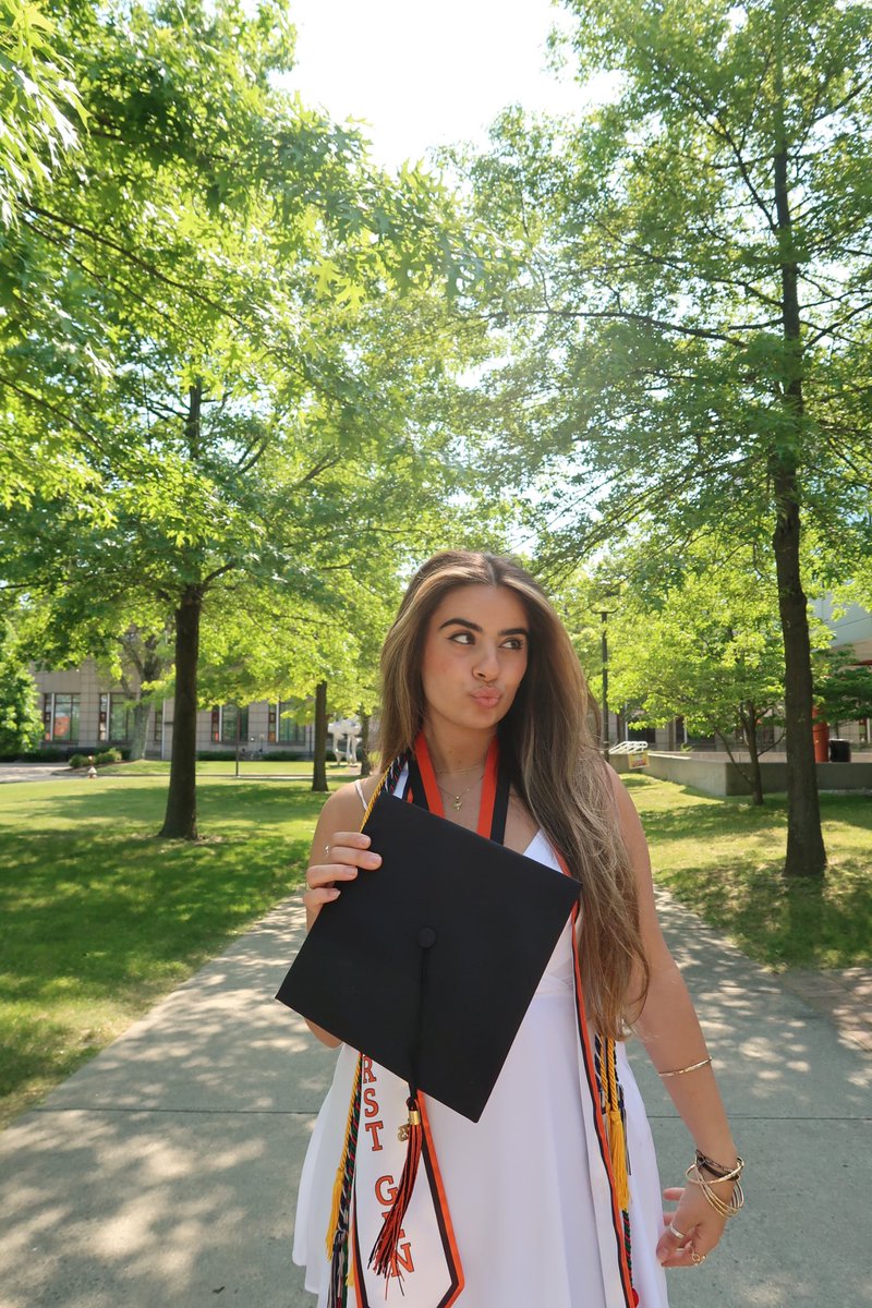 laffffy_'s tweet photo. It’s been a while but i wanted to tell y’all i graduated 🤭 https://t.co/tyDo3EPpjw