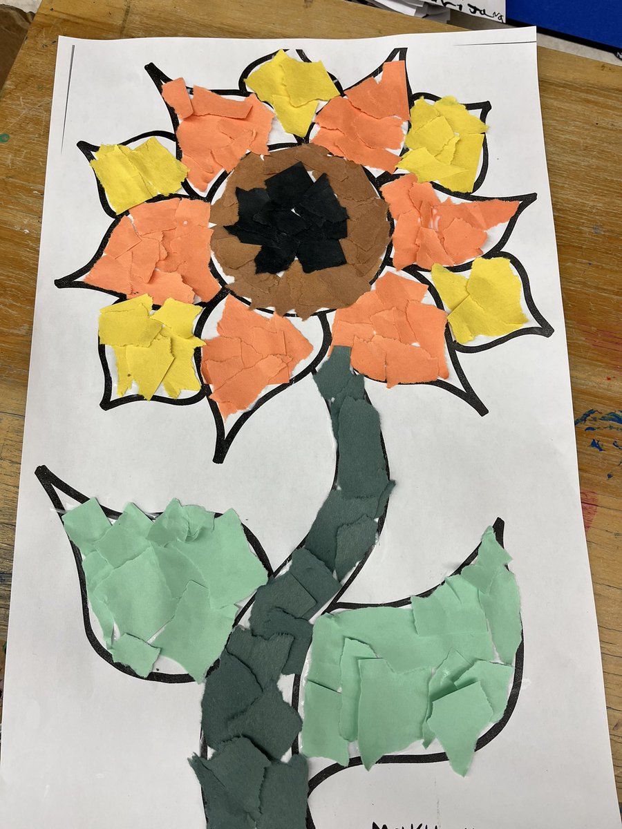 MsLindsay13's tweet photo. Beautiful mosaic sunflowers by Grade 2s. 🌻 https://t.co/MqrRgALPiA