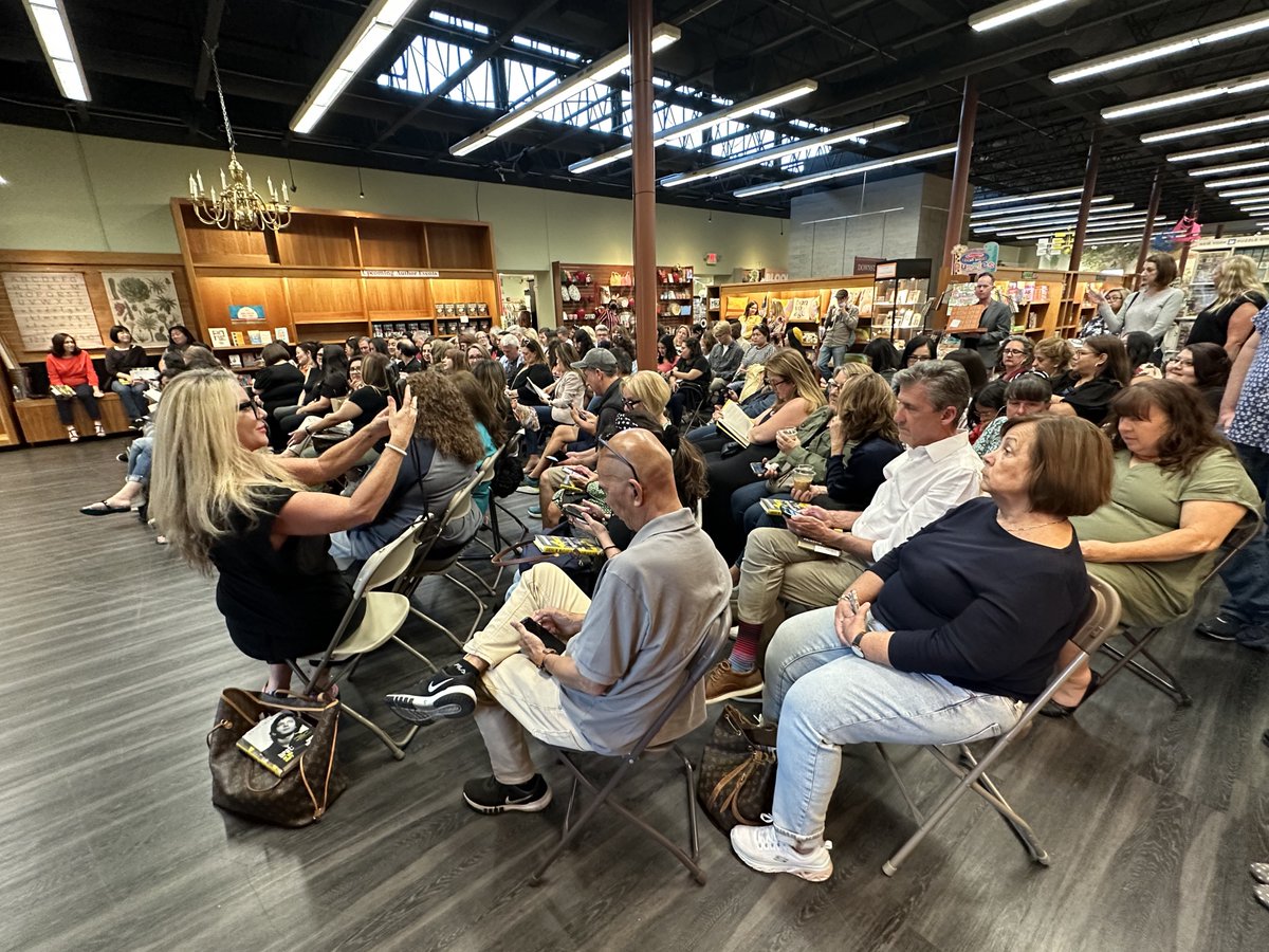 CaminoPasadena's tweet photo. Andrew mccarthy write a book about the #caminodesantiago and it’s standing room only at @vromans #walkingwithsam #pasadena https://t.co/de6WxJ51yc