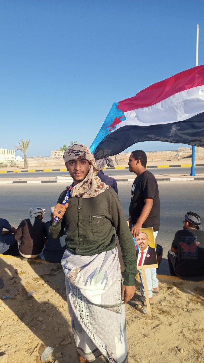 العيال كبرت يا ابو تالا والبقية ما يهونون
ابن مكة المكرمة يشارك اهله وزملائه في جامعة جضرموت الاحتفاء والاحتفال بالرئيس عيدروس الزبيدي 
حفظه الله.
حفظك الله يا ولدي ونفع بك الدين والوطن