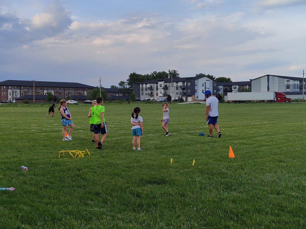 JohnstonRunning's tweet photo. Huge thank you to the Drake throwers for putting together a great practice for our kids!! We greatly appreciate it. 
@Drake_TFXC https://t.co/gO267Z5VpM