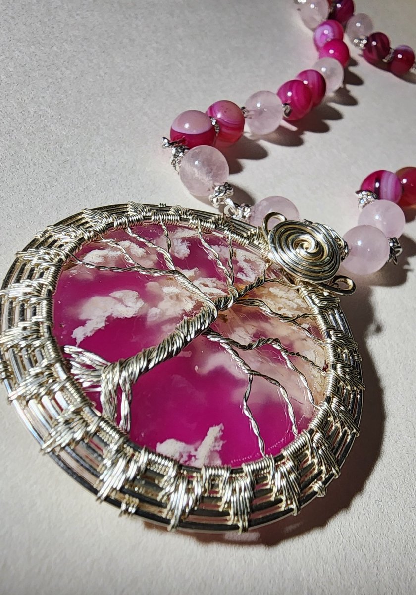 This plum agate pendant though! 

Stones used: rose quartz, agate, and plum agate pendant

Commissions are OPEN! :)

Check out my etsy shop for more!
Etsy.com/shop/melodysme… 

#gemstones #moon #witch #witchtwt #witchcraft #jewelryaddict #handcrafted #jewelry #Pink
