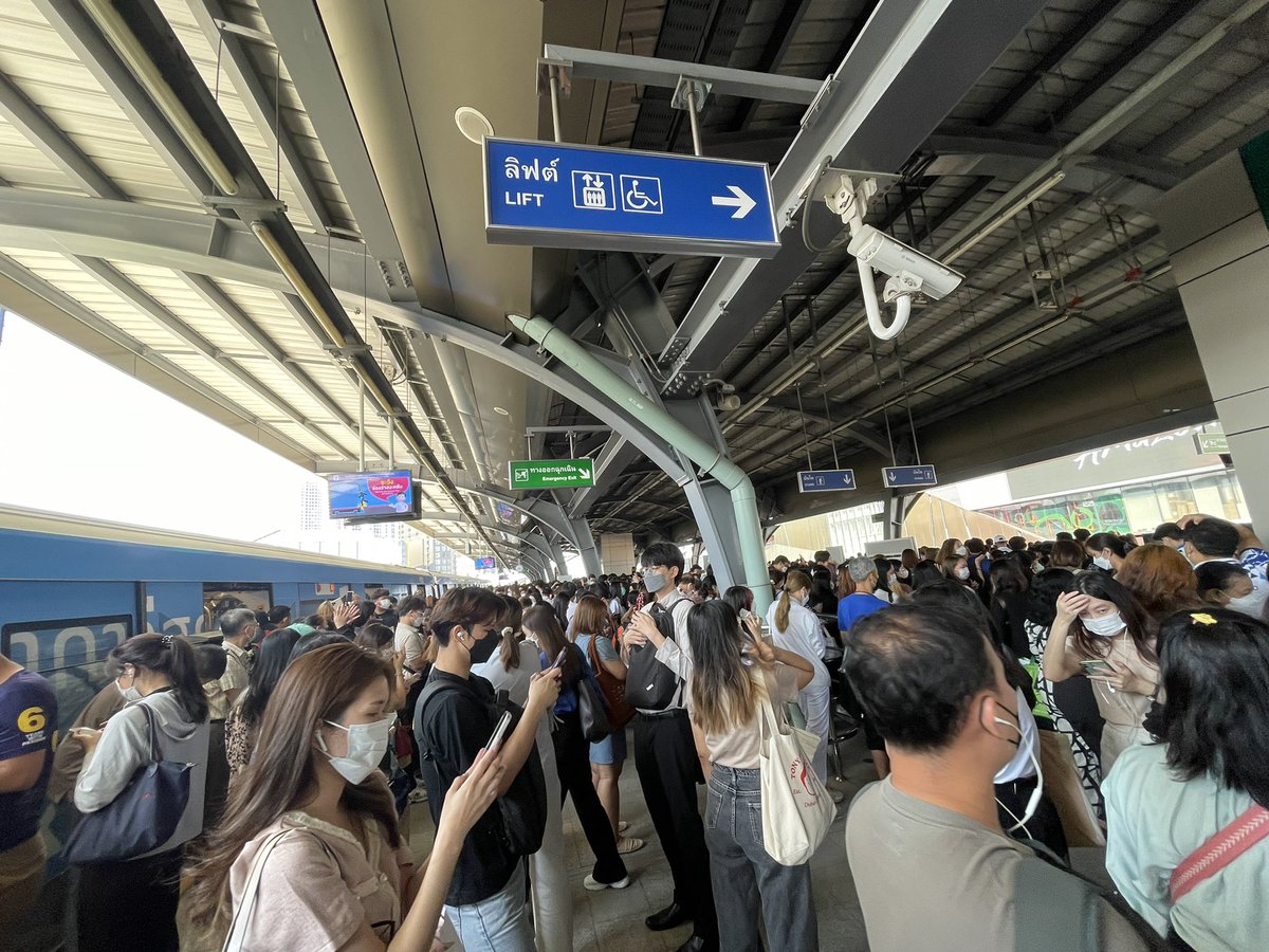 nene_ntv's tweet photo. 08.50น.รถไฟฟ้าBTS แจ้งขัดข้อง และมาส่งผู้โดยสารลงไว้ที่สถา��ี5แยกลาดพร้าว หลายขบวนจนคนรอเริ่มเต็มชานชลา #BTSขัดข้อง #รถไฟฟ้าBTS https://t.co/gulAaYPYtI