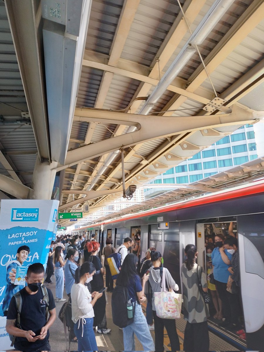 FlytoSky529's tweet photo. @BTS_SkyTrain สภาพนี้นะ ...เช้าๆ เสียอารมณ์ตลอด !!! https://t.co/uQWlMBH5In