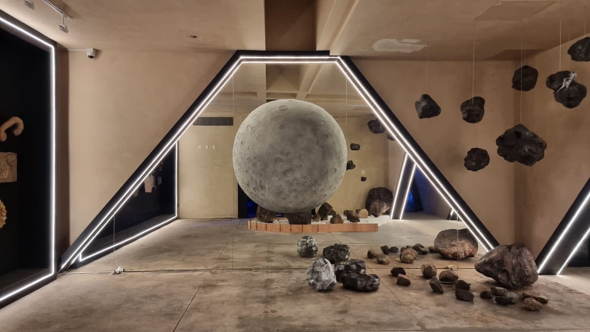 MeyerFalcon's tweet photo. Combinamos el potencial turístico e historia de Progreso, Yucatán, para dar lugar al Museo del Meteorito.
En el recinto hay exposición de fragmentos de meteoritos, dinosaurios robotizados y actividades interactivas; además ha ganado reconocimientos de arquitectura. #ProgresoLate https://t.co/nX7vMUtEn6