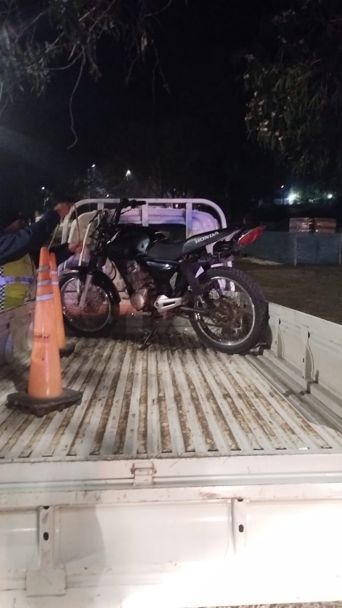 Moto con el escape cortado chau moto.
Orden y progreso.